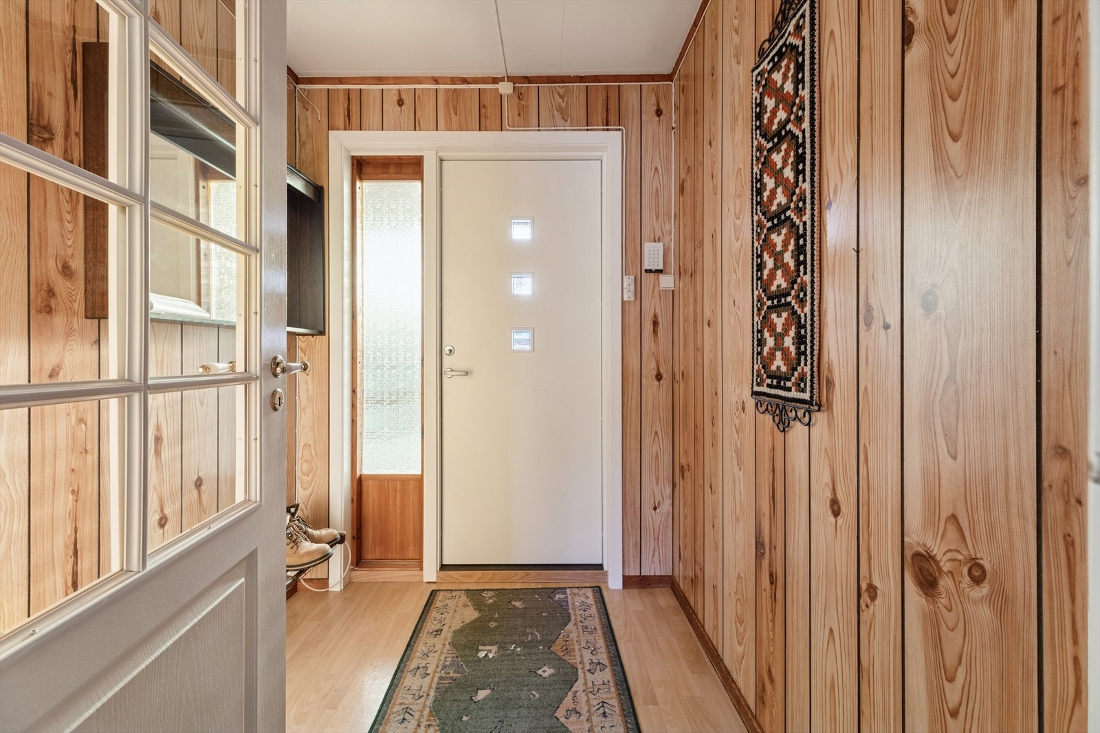 Entréen ønsker deg velkommen inn og har god plass til praktisk oppbevaring av både yttertøy og sko. Galleribilde
