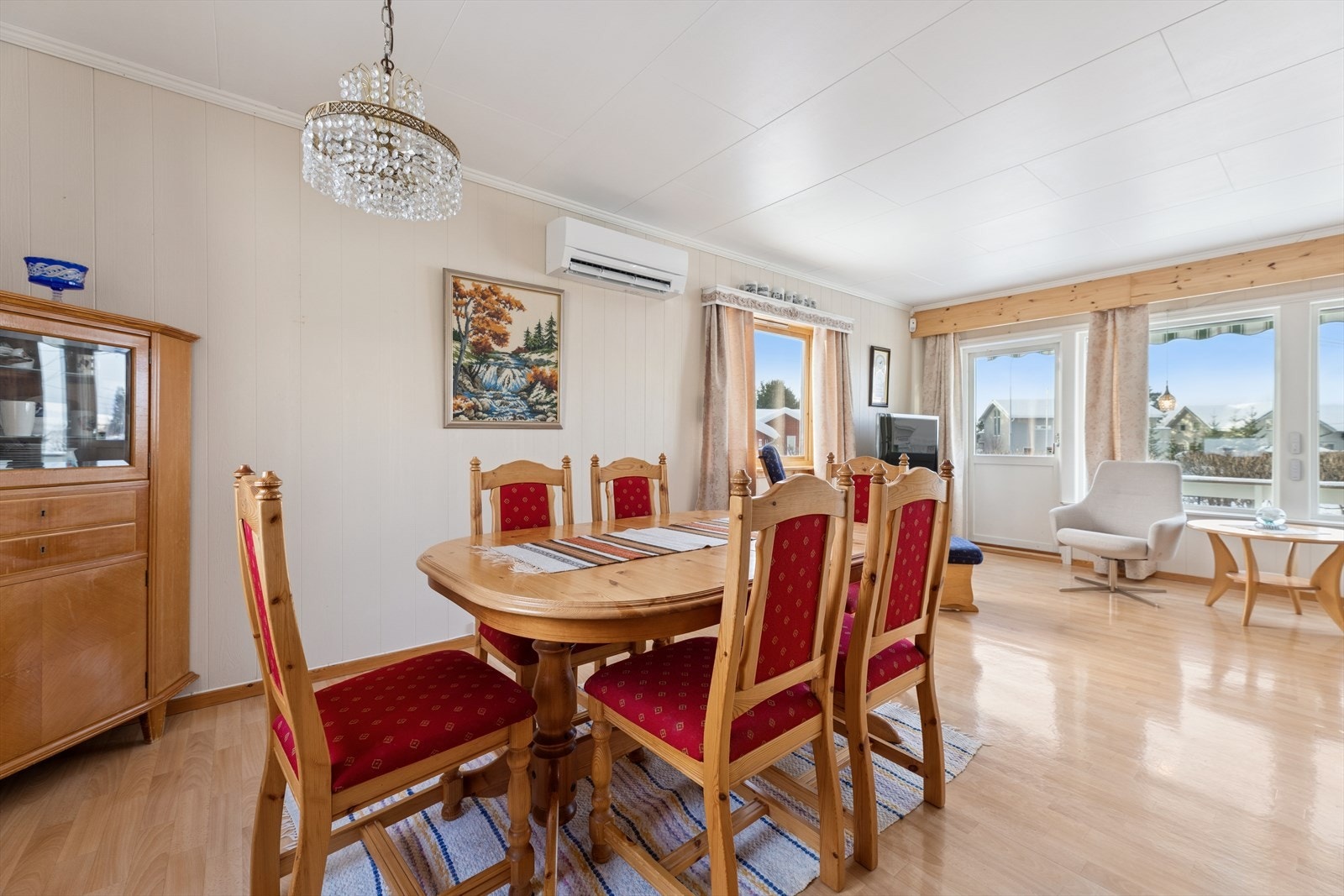 Her får du god plass til spisebord og tilhørende møbler. Galleribilde