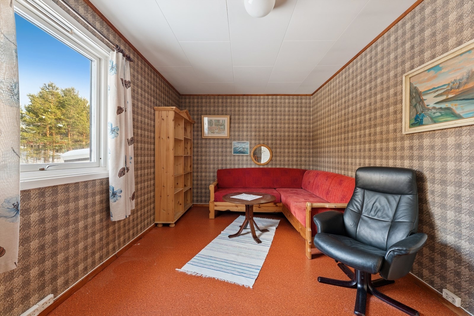 Soverom 3 benyttes i dag som en ekstra stue, noe som viser rommets fleksible bruksmuligheter. Galleribilde