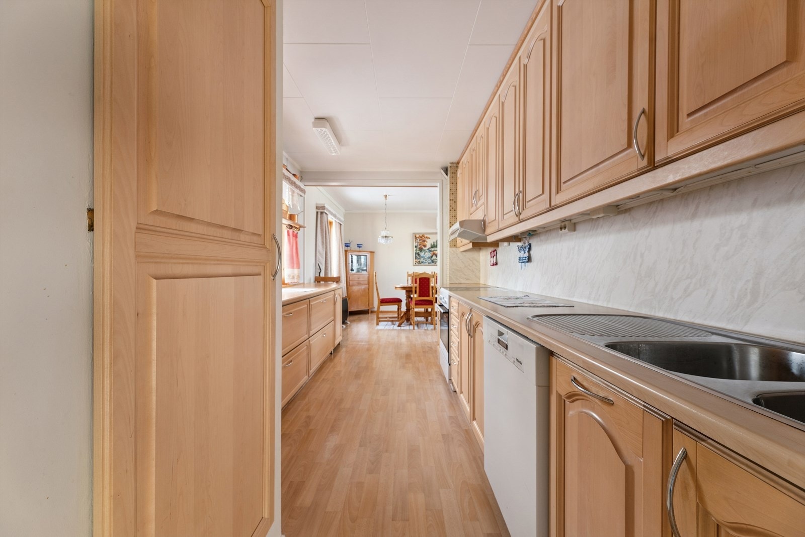 Kjøkkenet har en innredning med profilerte fronter og laminat benkeplate. Galleribilde