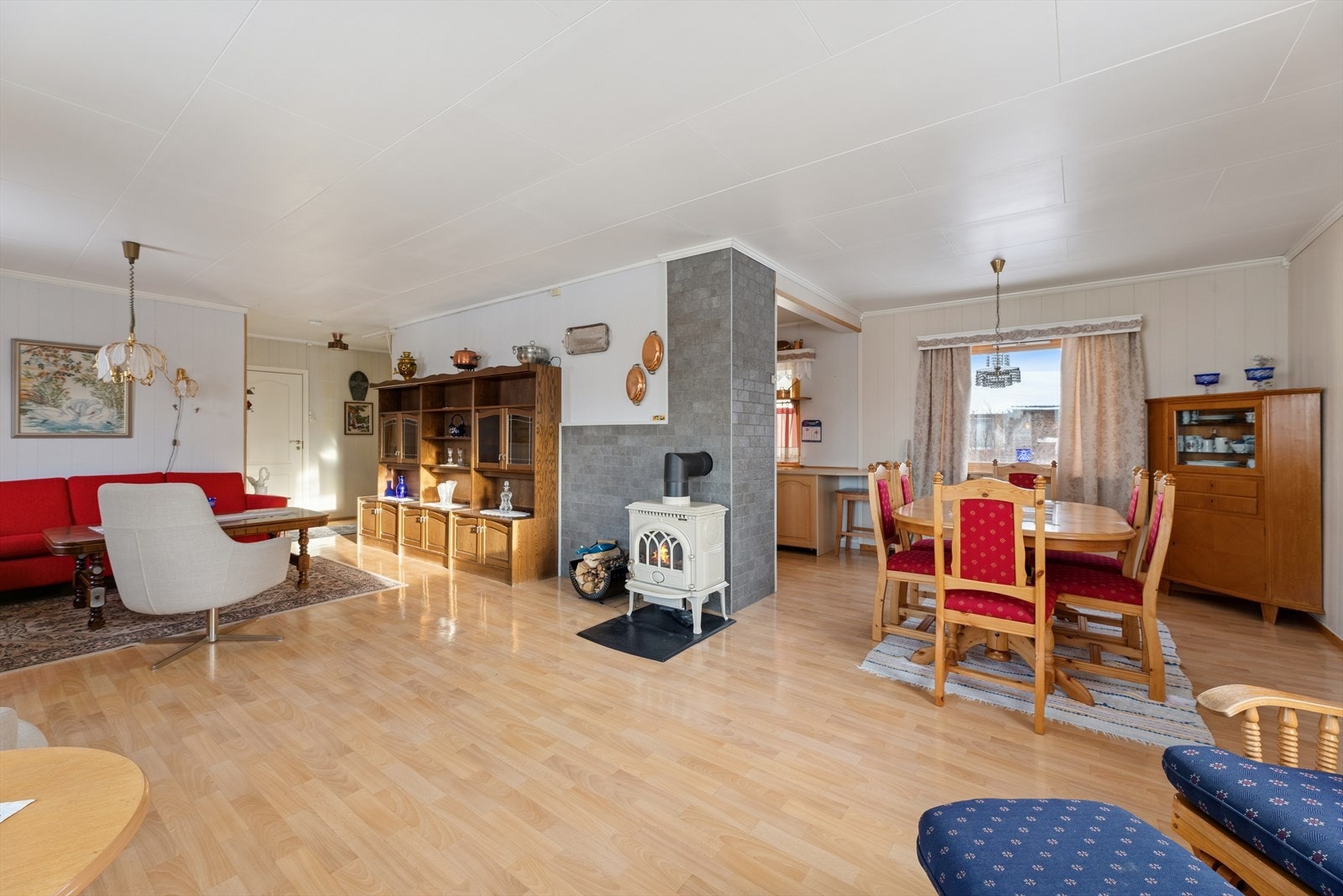 Stuen fremstår som romslig og innbydende, med god plass til både en behagelig sofagruppe, spisebord og andre hyggelige oppholdssoner. Galleribilde