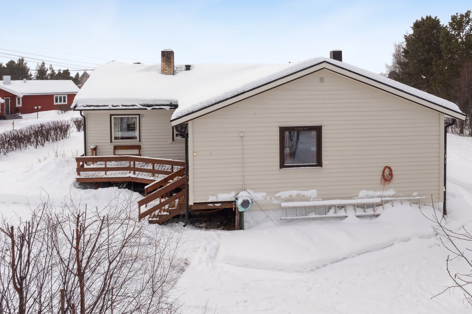 Eneboligen ligger attraktivt til i et veletablert og sentralt boligområde på Midtbakken, med kort gangavstand til Alta sentrum. Galleribilde