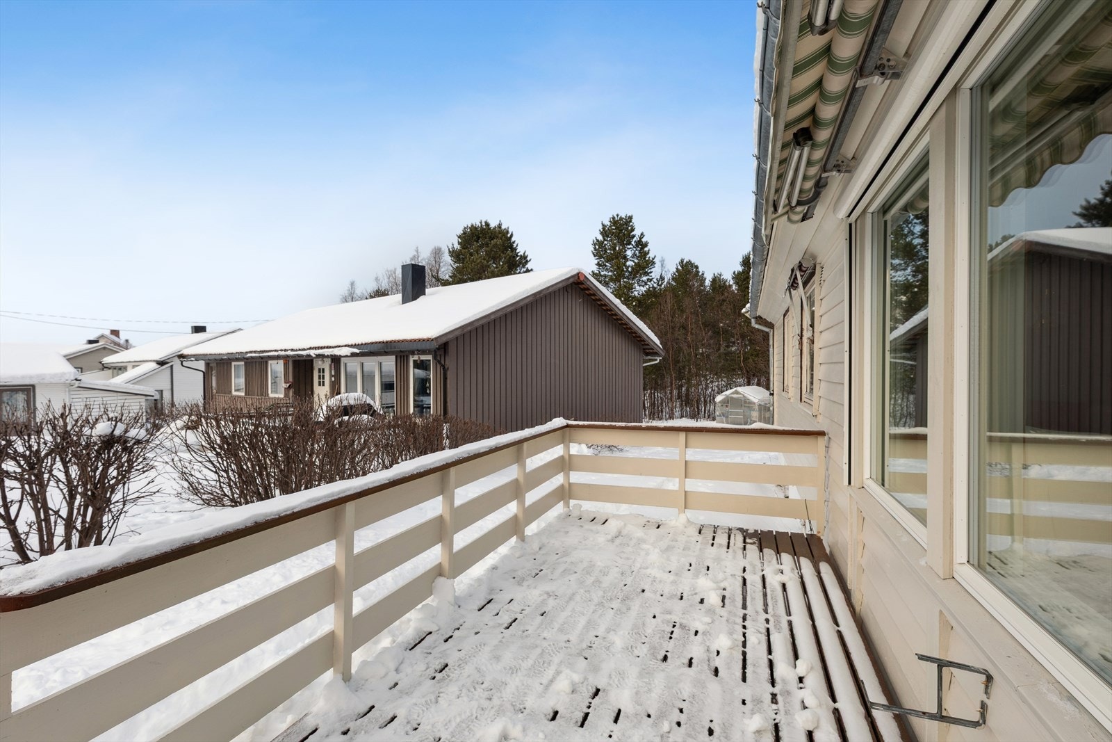 Fra terrassen har du utsikt mot nærområdet. Galleribilde