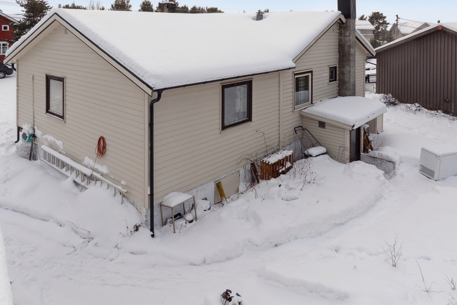 Fra eiendommen er det også nærhet til barnehager, skoler, dagligvarebutikker, bussholdeplass og idrettsanlegg, alt du trenger i hverdagen ligger lett tilgjengelig. Galleribilde