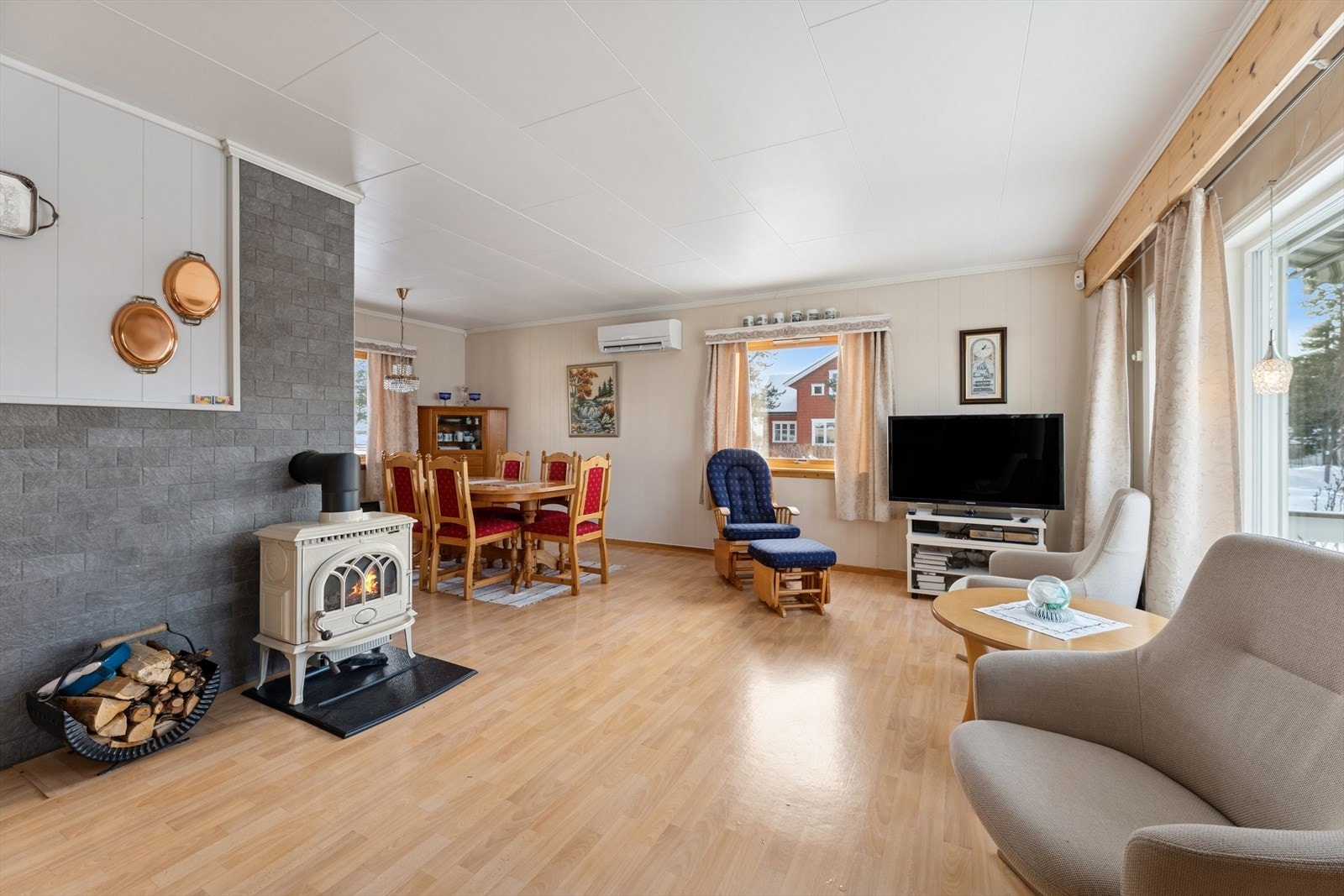 Boligen har både varmepumpe og vedovn, noe som gir fleksible og energieffektive oppvarmingsmuligheter. Galleribilde