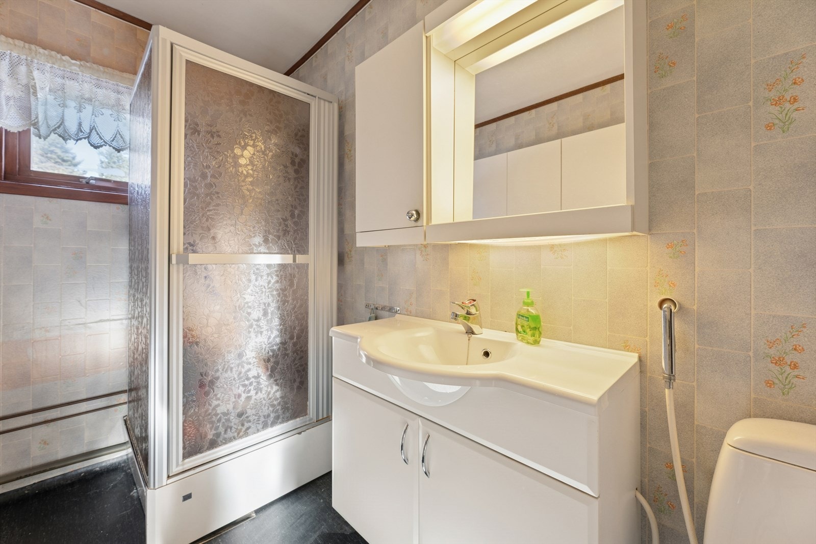 Bad/vaskerom med adkomst fra gangen. Galleribilde