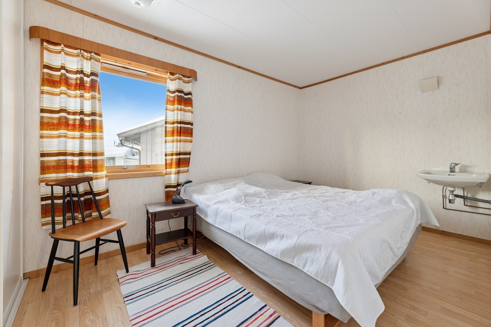 Soverommet har god plass til både seng og tilhørende møbler, og gir en behagelig og funksjonell atmosfære. Galleribilde