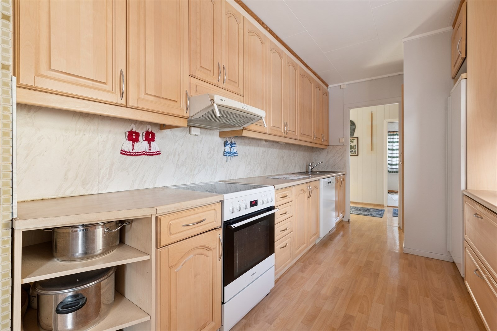 Kjøkkenet har gode oppbevaringsmuligheter, med rikelig skapplass som gjør det enkelt å holde orden og ha alt du trenger lett tilgjengelig. Galleribilde