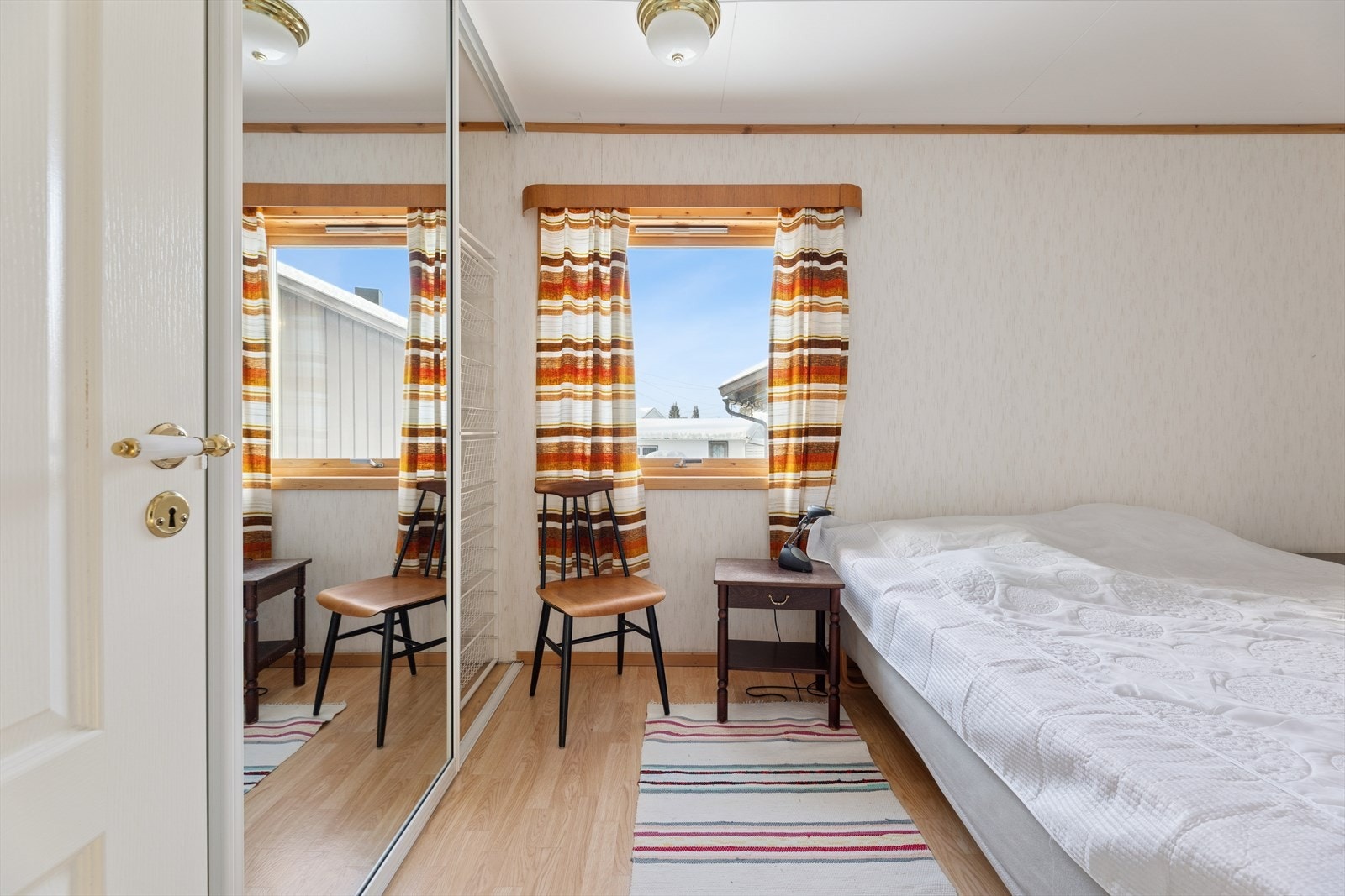 Skyvedørsgarderoben gir svært gode oppbevaringsmuligheter og bidrar til en ryddig og praktisk romløsning. Galleribilde