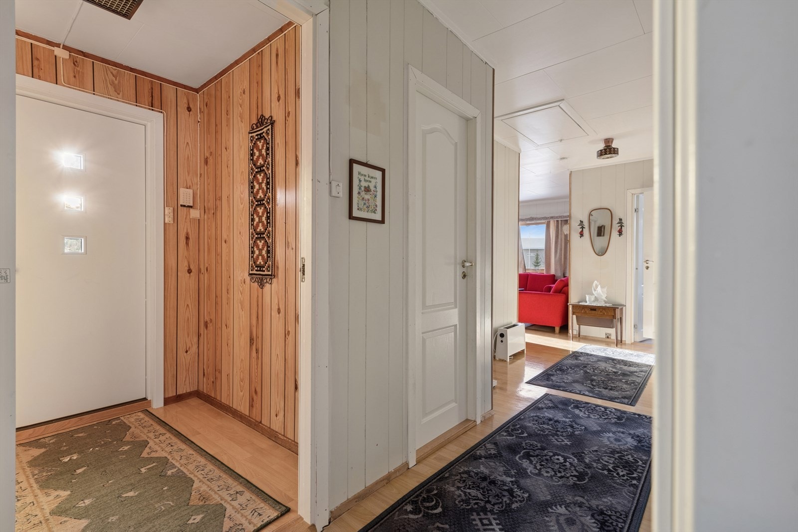 Fra entréen er det adkomst til en gang som videre leder inn til stuen. Galleribilde