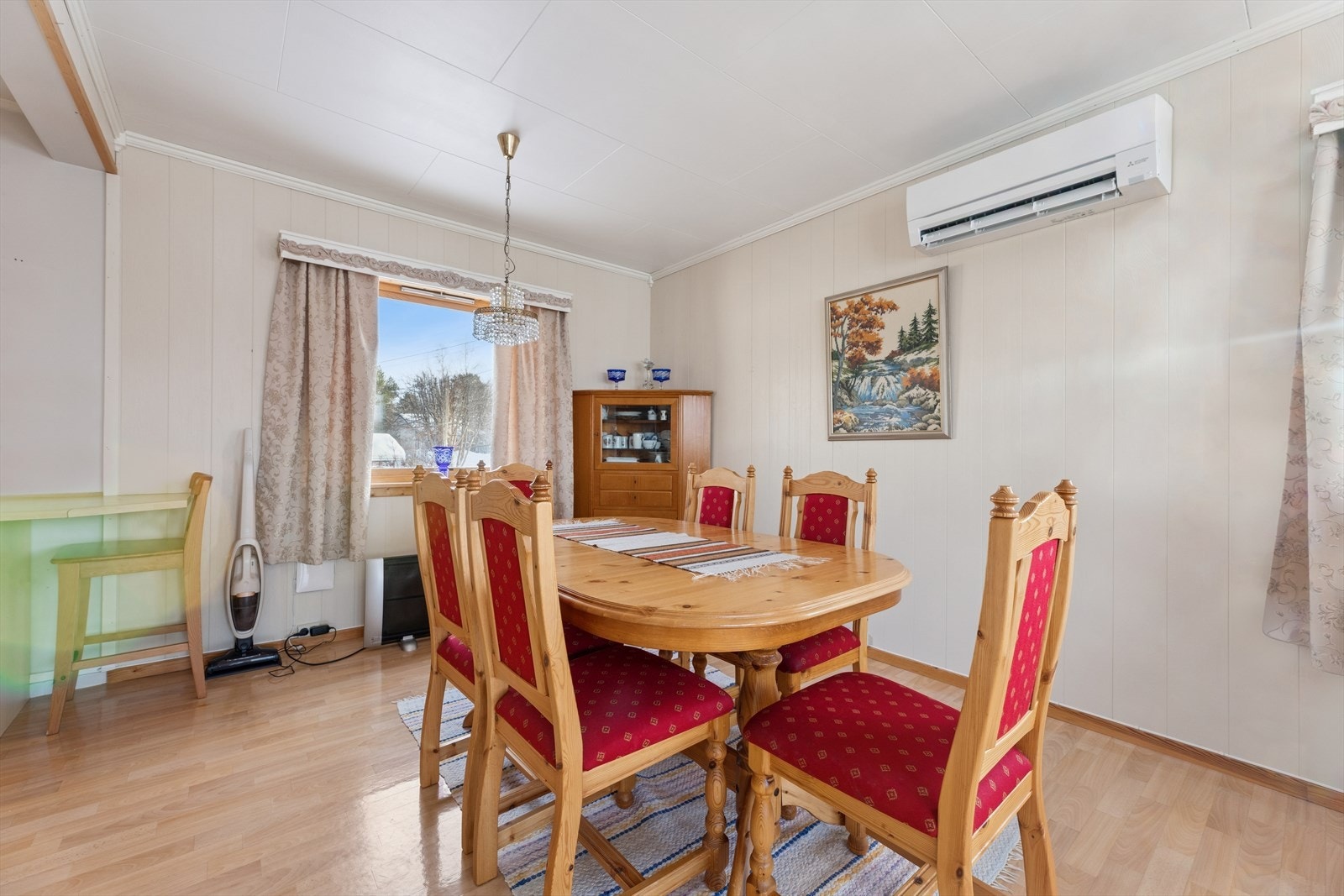 Spisegruppen er smart plassert i tilknytning til kjøkkenet, noe som gjør det både praktisk og enkelt i hverdagen. Galleribilde