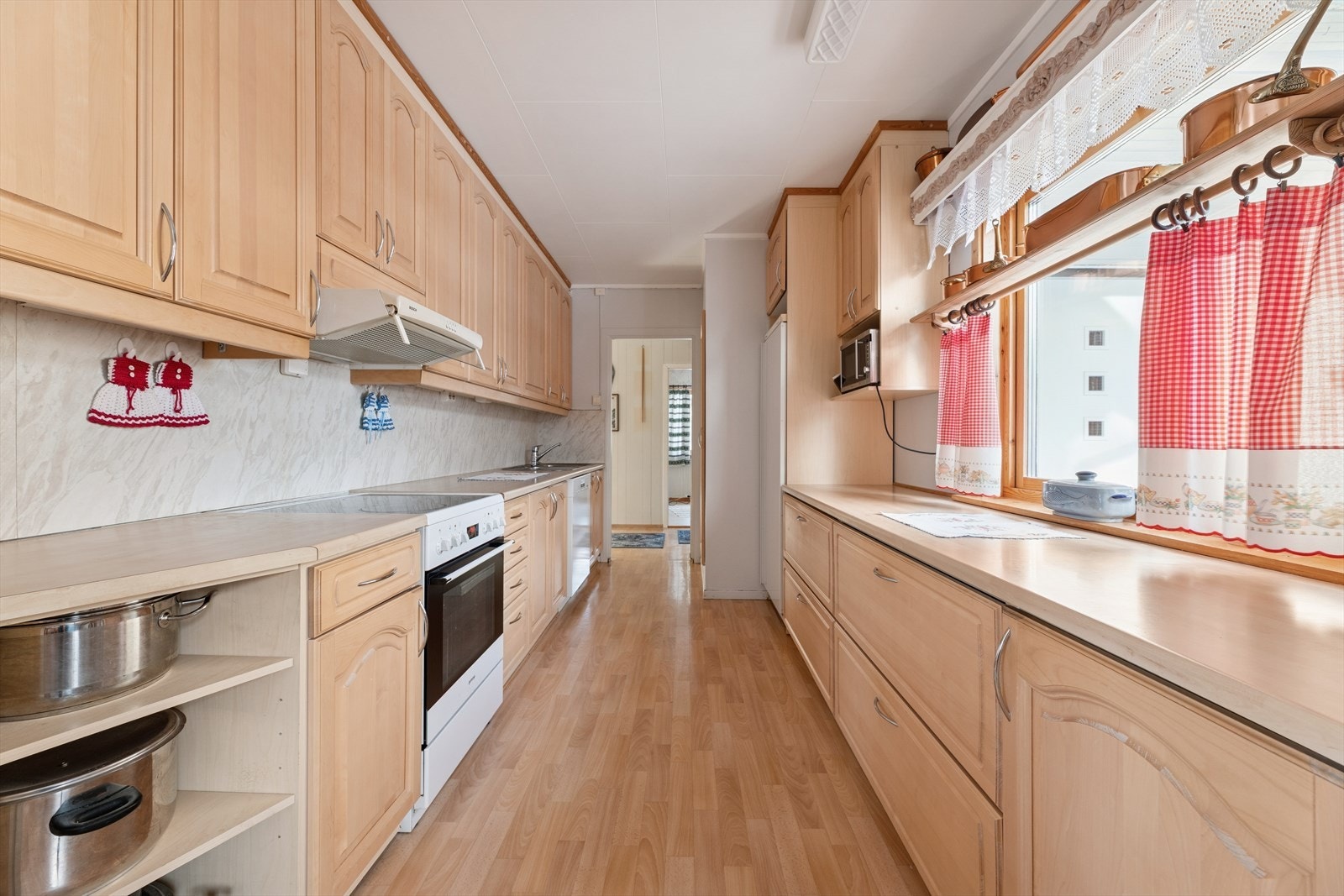 Kjøkkenet har adkomst både fra gangen og fra spisestuen, noe som gir en praktisk og gjennomtenkt planløsning. Galleribilde