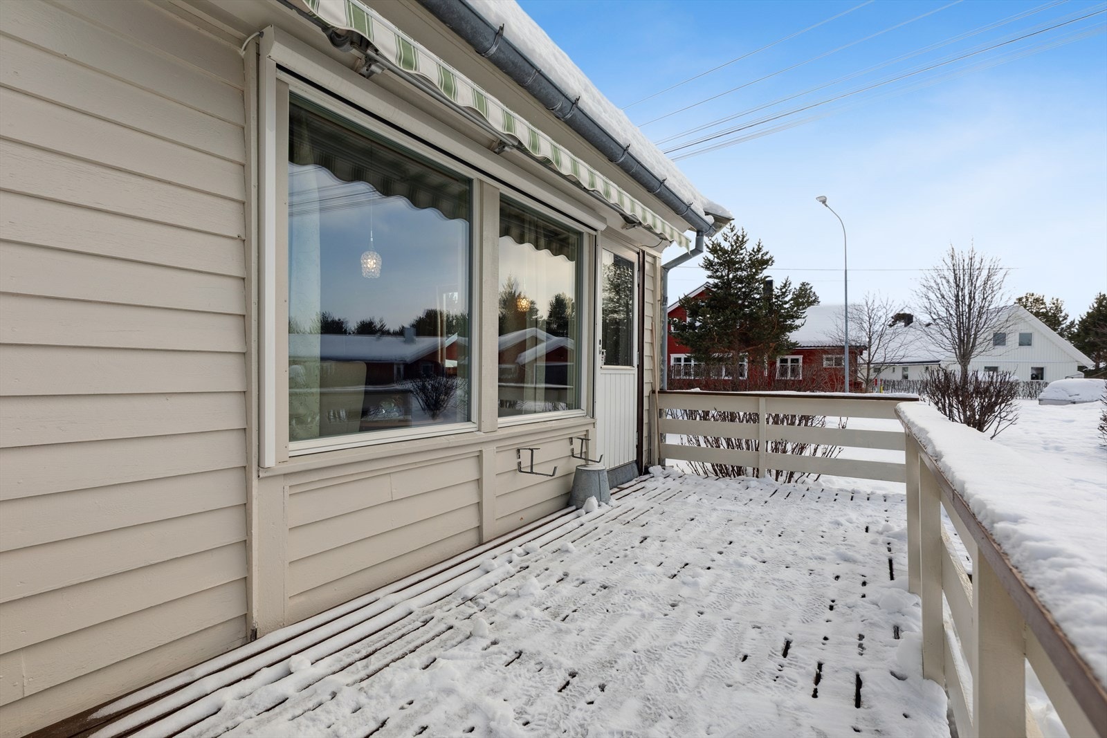 Terrassen har god plass til hagemøbler, og her kan du nyte mange avslappende timer i solen. Galleribilde