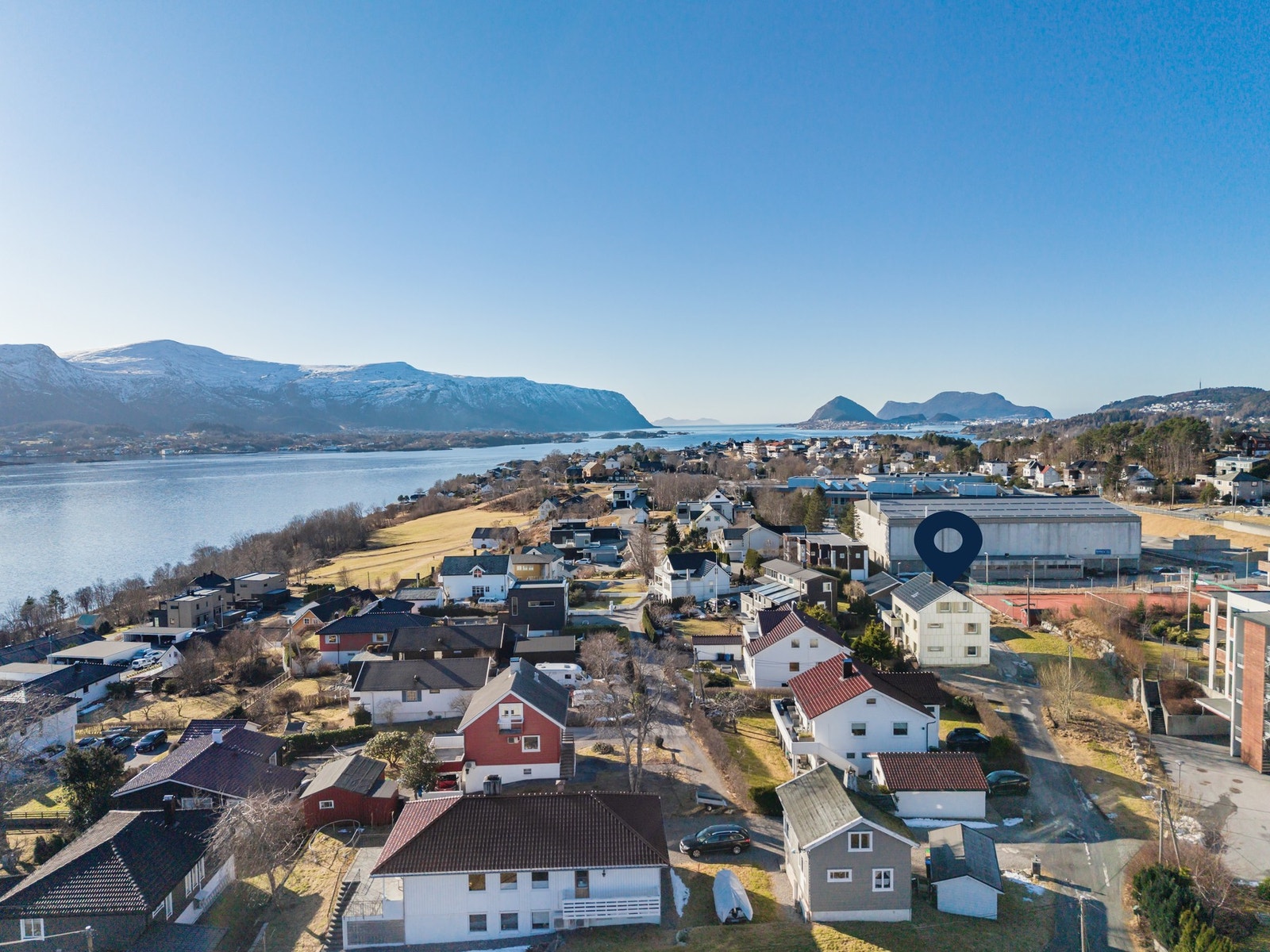 Fra leiligheten er det kort avstand til dagligvarebutikk, NMK/NTNU, Ålesund sentrum og Moa. Bussforbindelser i kort gangavstand fra boligen Galleribilde