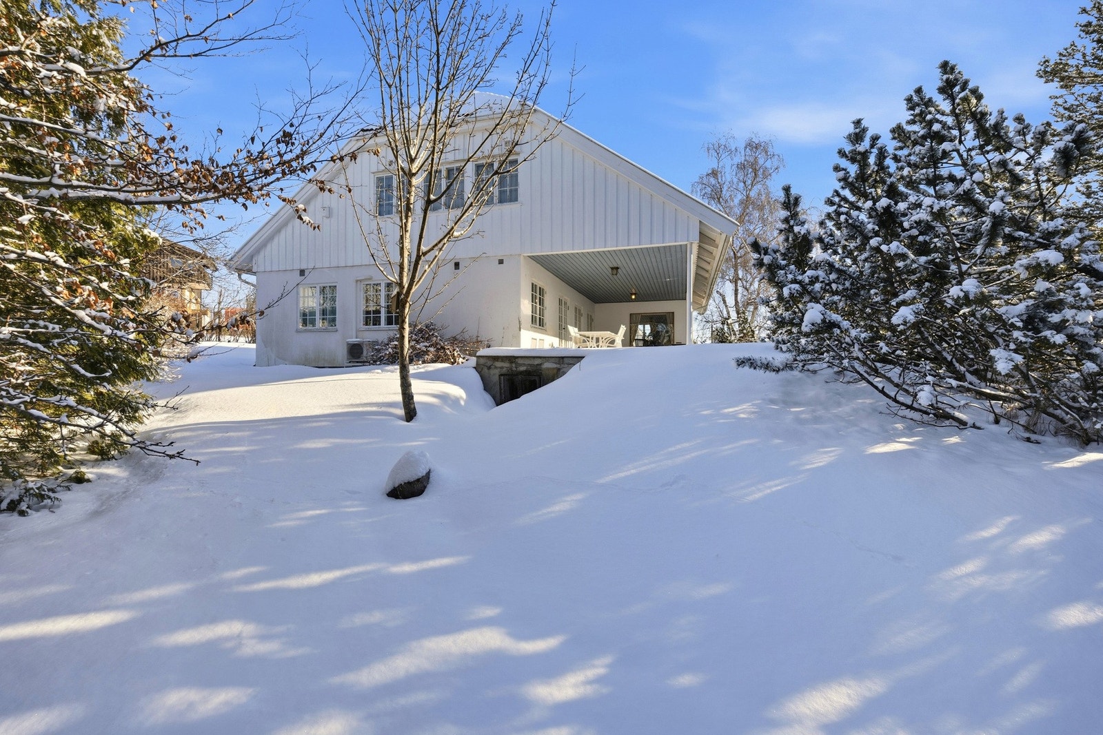 Velkommen til Ringstabekkveien 73 presentert av Eiendomsmegler Edvard Chapsang v/EIE eiendomsmegling Bærum!
Foto: Luxe AS (Anders Kjøndal) Galleribilde