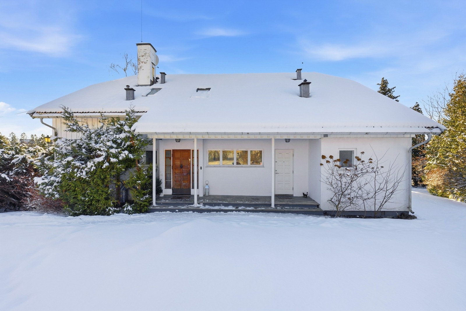 Eiendommen har gode solforhold, herunder kveldssol på gressplenen bak huset. Galleribilde