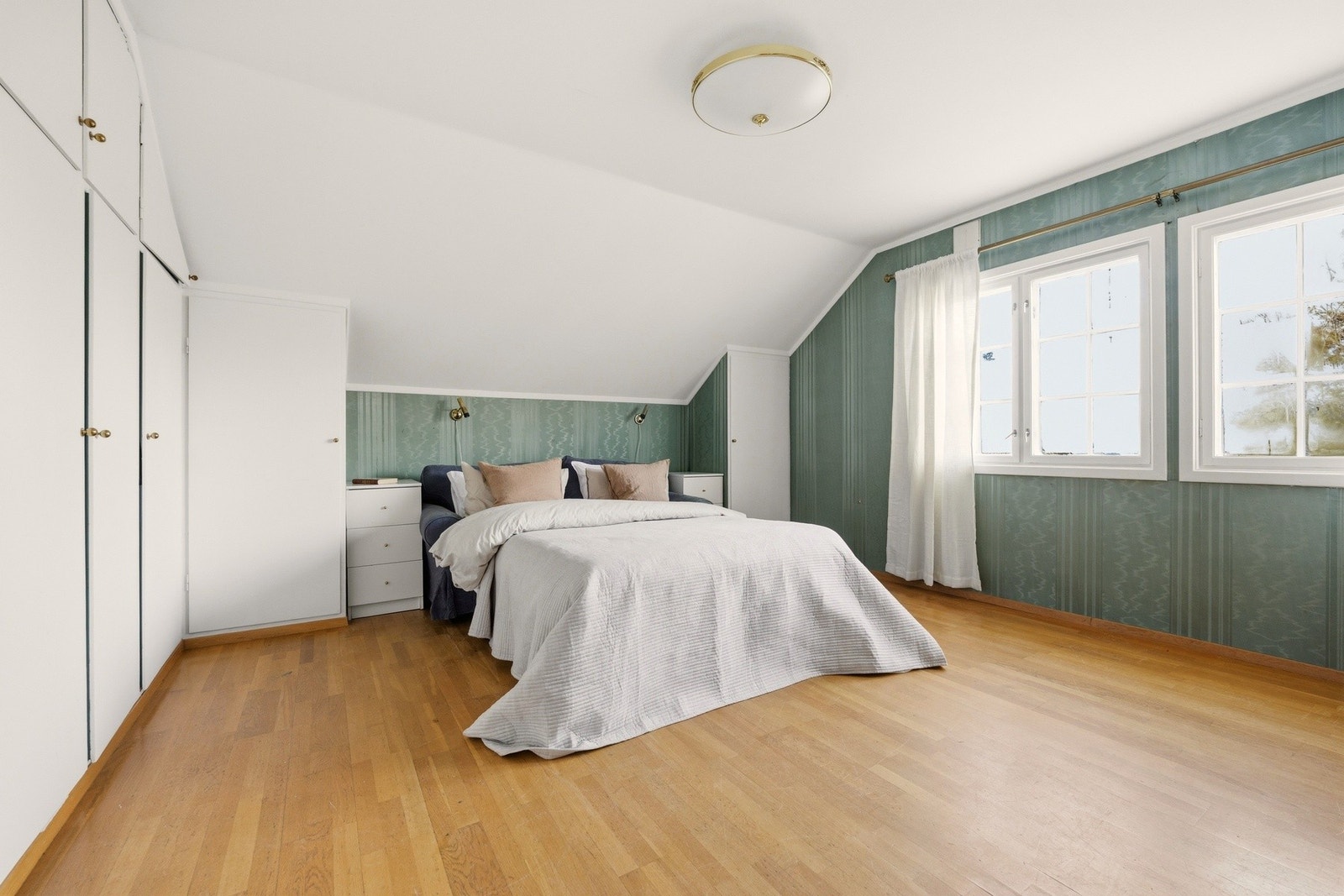 Stort hovedsoverom med innebygde garderobeskap. Galleribilde