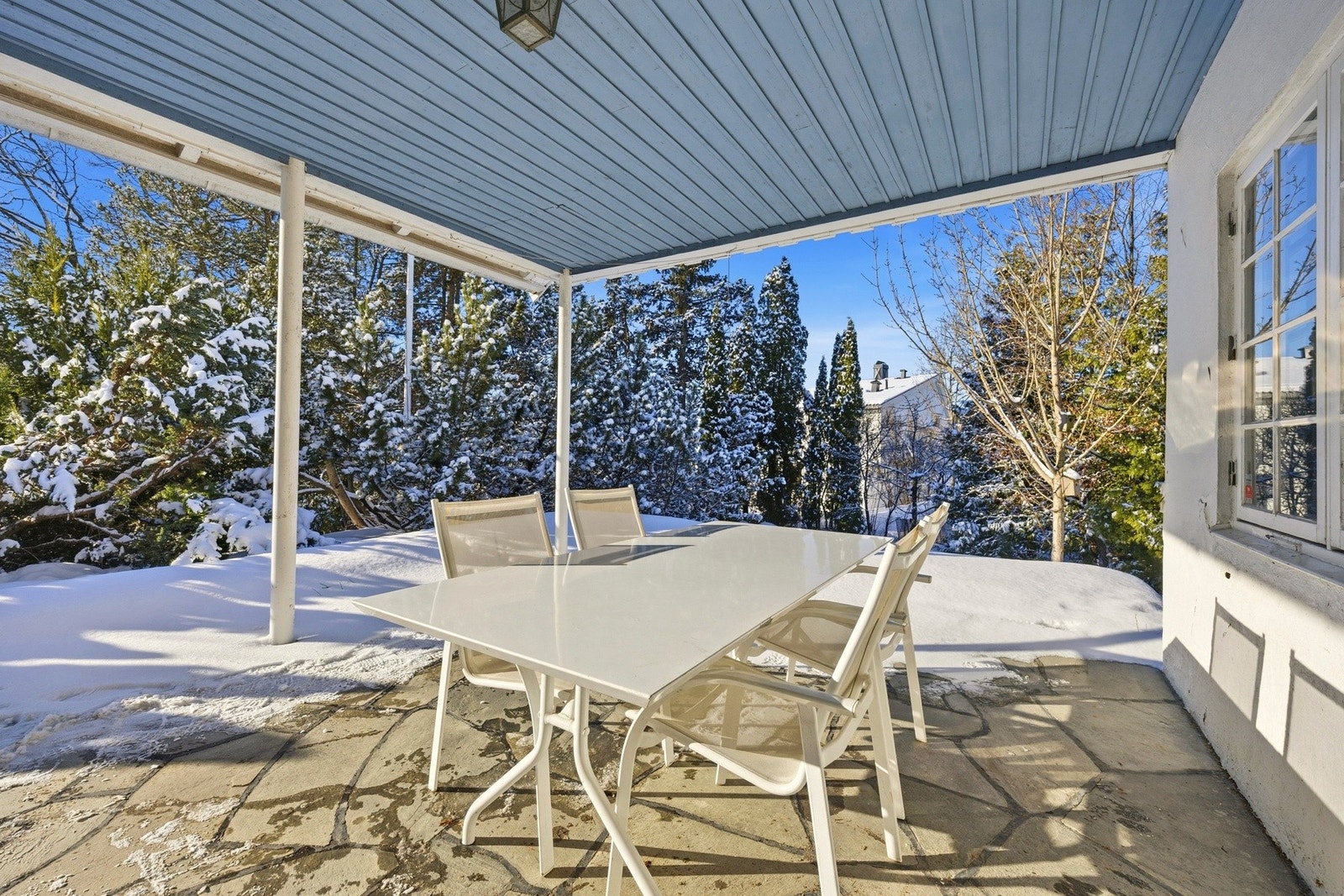 Fra spisestue og stue er det 3 doble glassdører ut til terrassen. Galleribilde