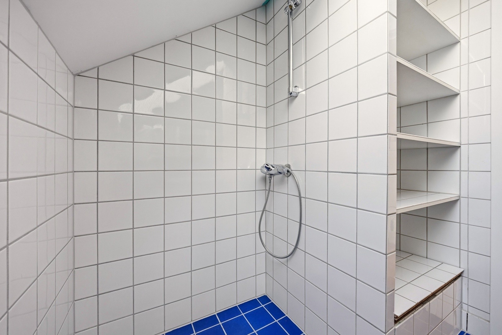 Tilleggsbad har plass til ekstra vaskemaskin. Galleribilde