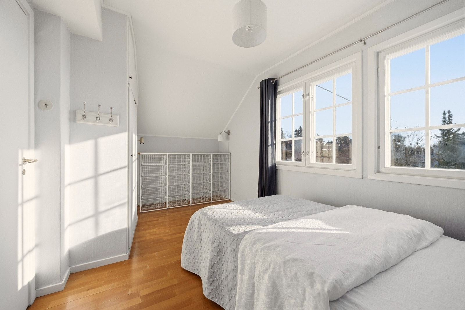 Soverom mot øst har innebygde skap. Galleribilde