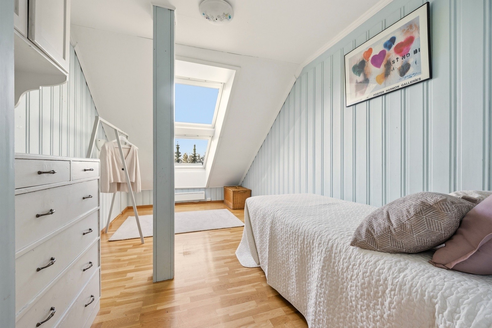 Soverom mot syd, med havgløtt. Galleribilde