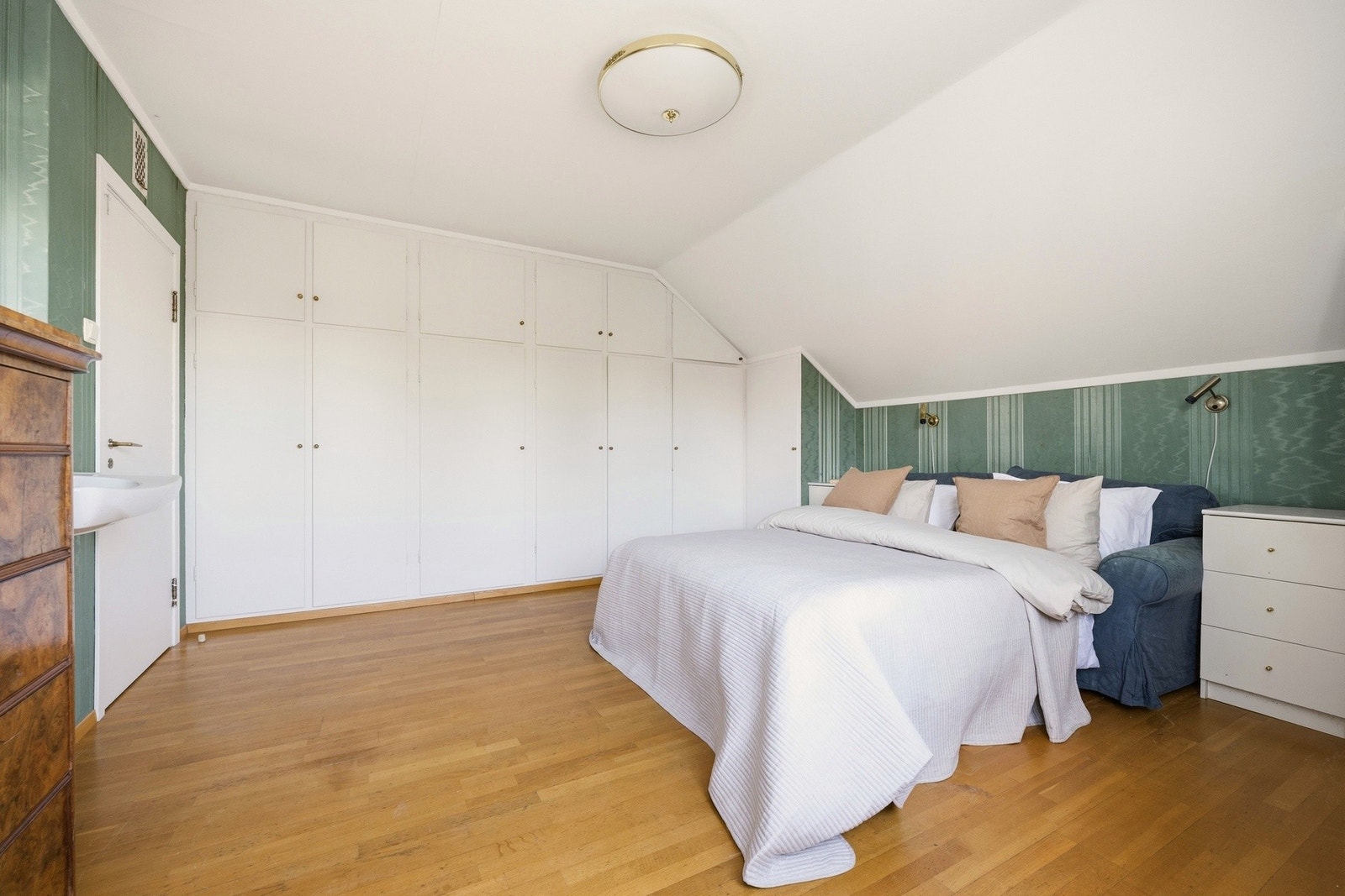 I hovedsoverommet er det egen servant. Galleribilde