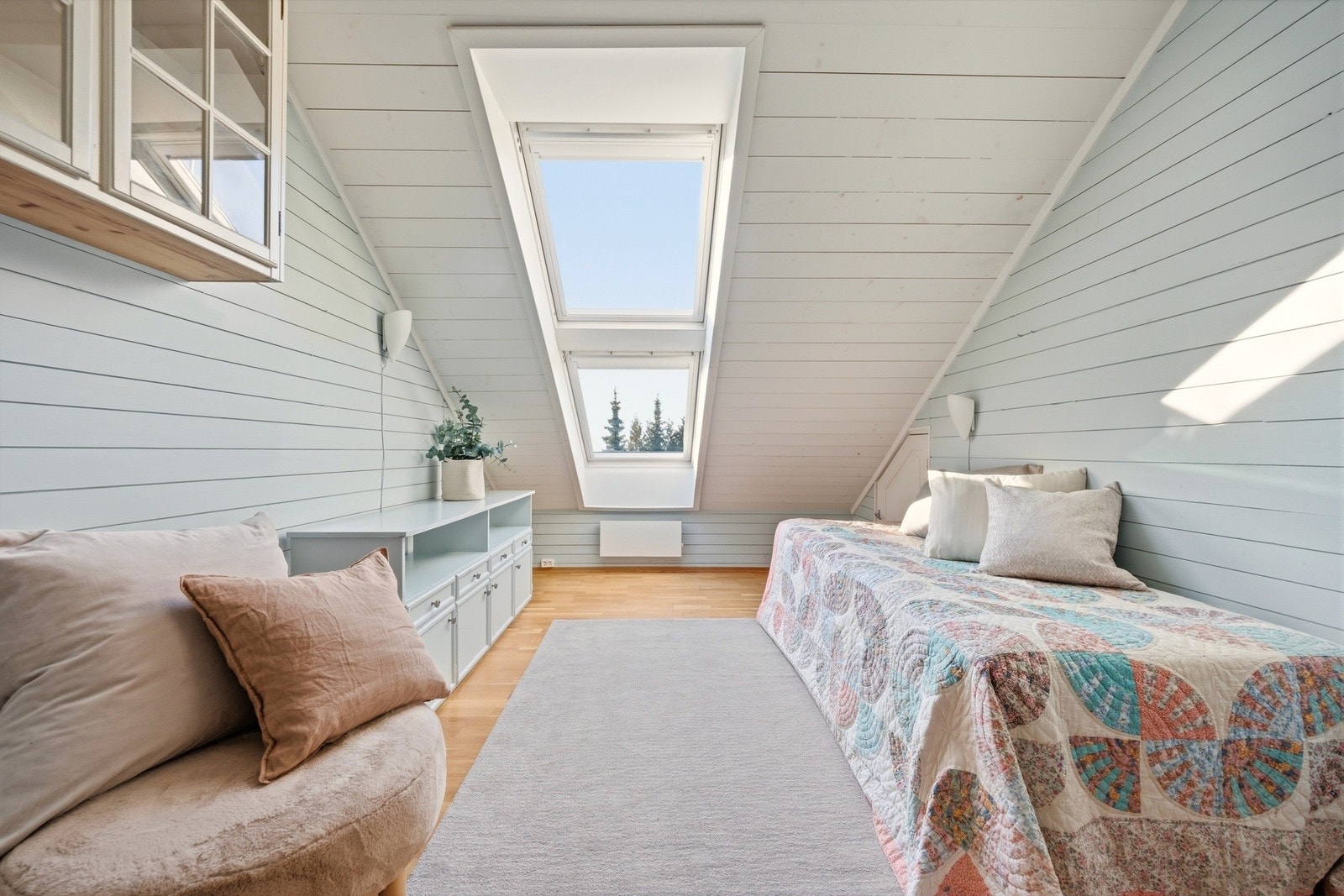 Dette rommet har nedfellbar trapp til loftet - Soverommet er ikke godkjent for varig opphold, i byggetegningene er dette rommet loft. Galleribilde