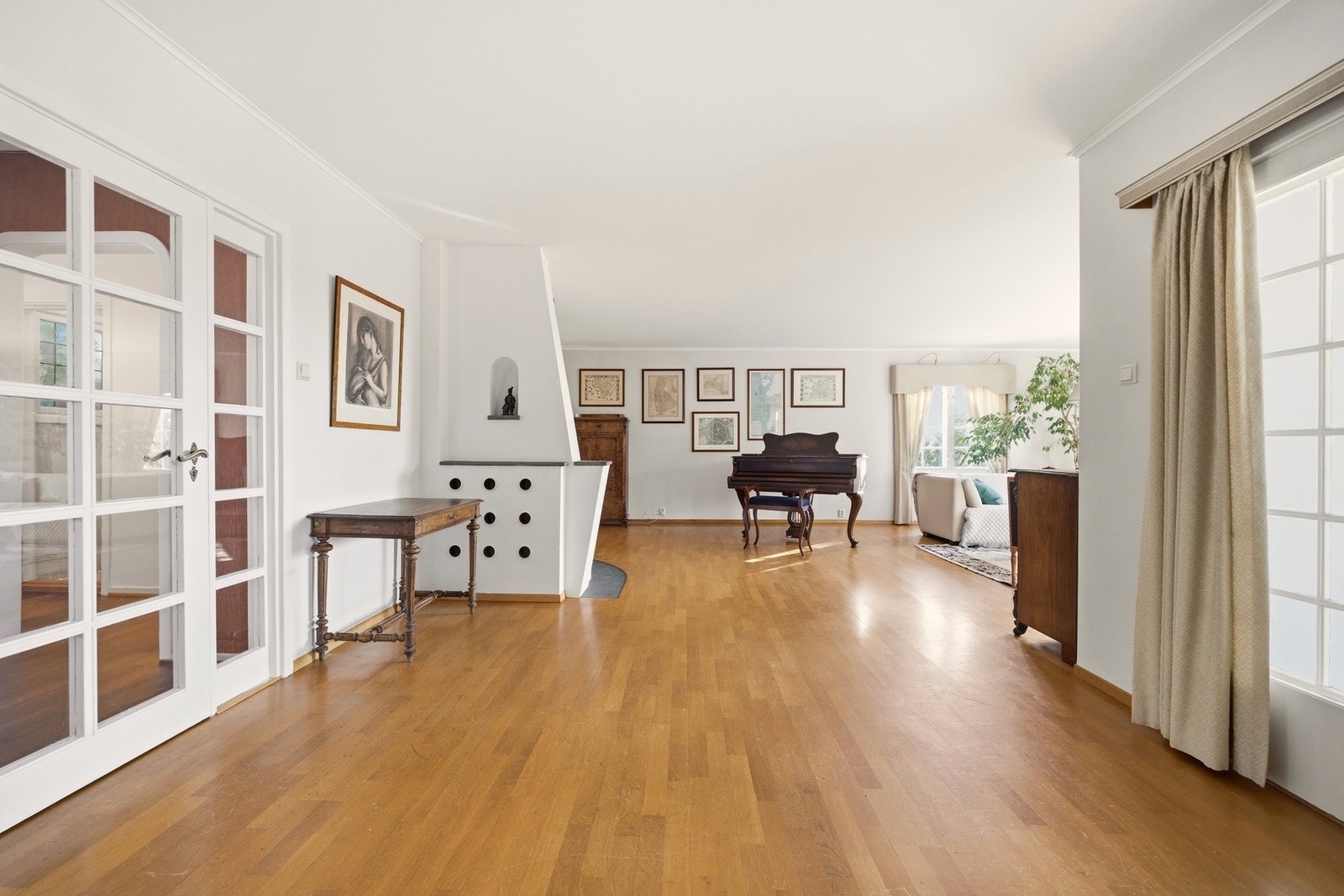 Det er store vindusflater som gir godt med lysinnslipp og en luftig romfølelse. Galleribilde