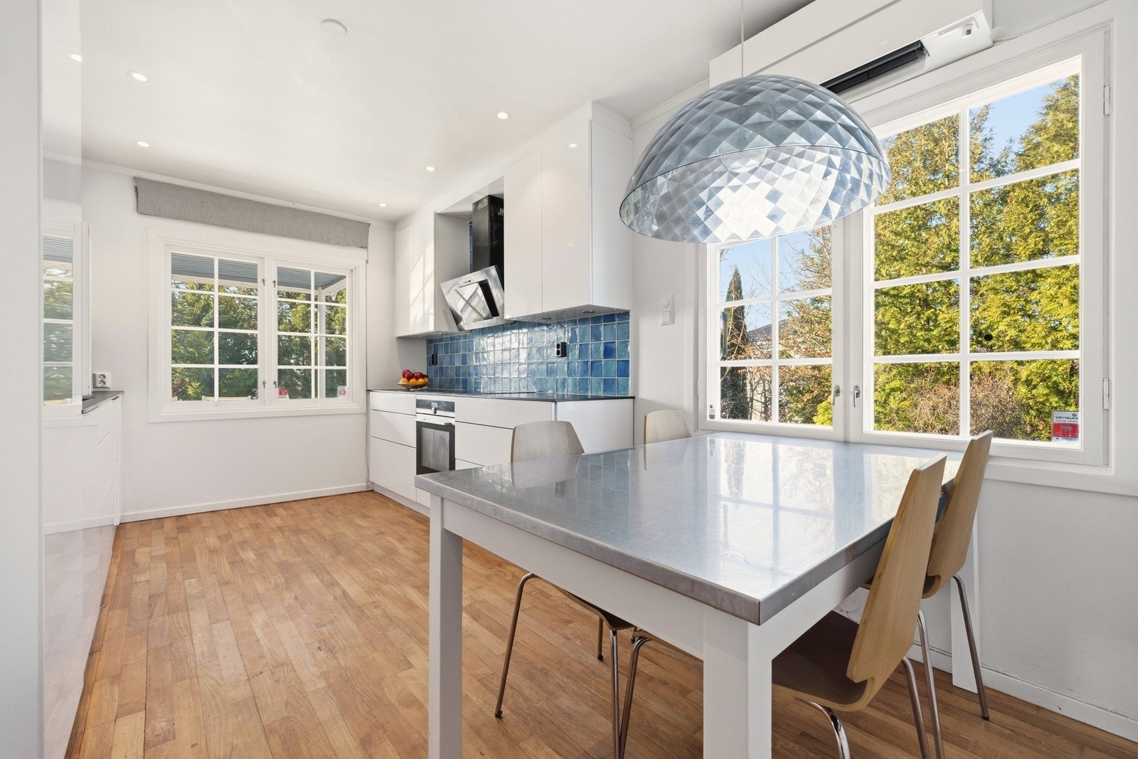 Kjøkkenet ligger innenfor spisestuen. Galleribilde