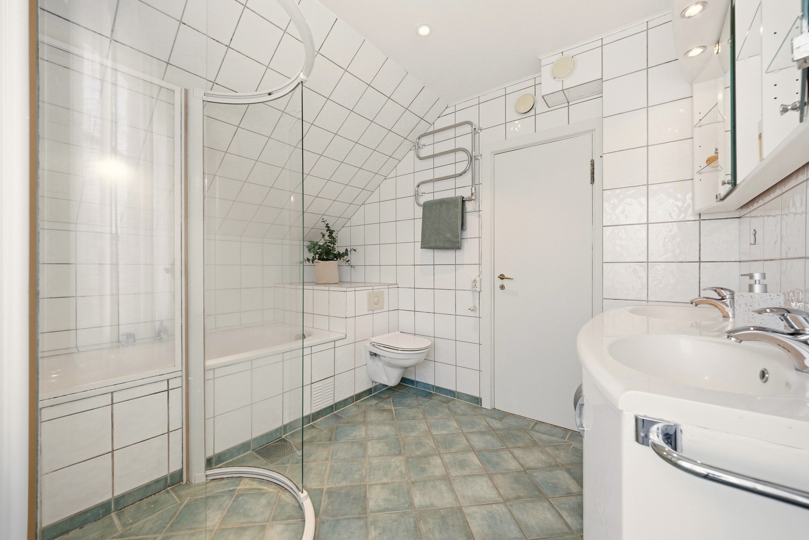 Praktisk flislagt bad med behagelig gulvvarme. Galleribilde