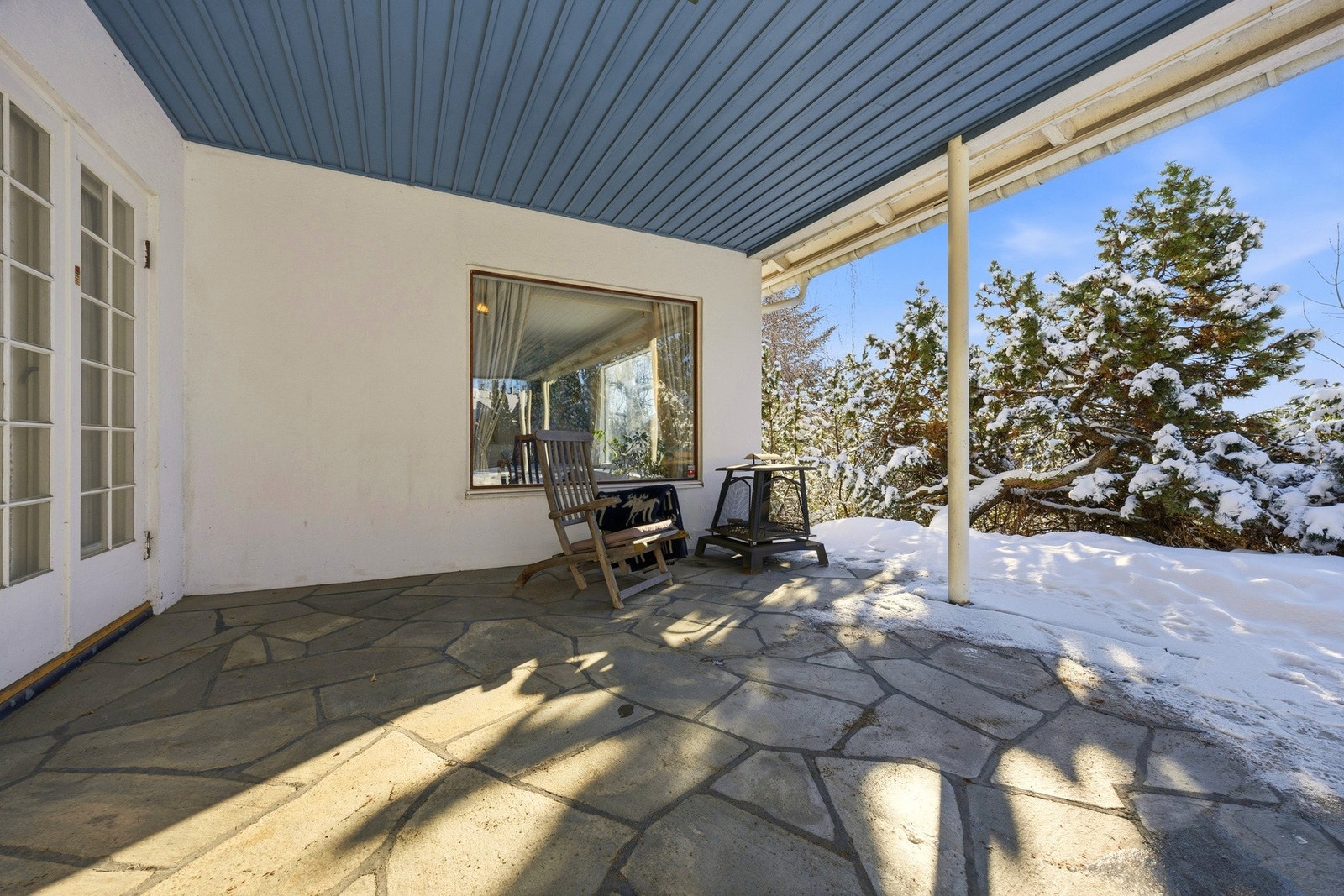 Her har du god plass til sittegruppe, grill og tilhørende utemøblement. Galleribilde