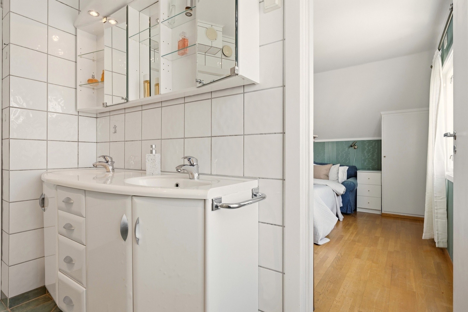 Hovedsoverom med direkte tilgang til bad. Galleribilde