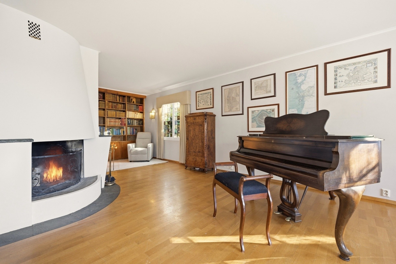 I tilknytning til stuens hoveddel er det et hyggelig hjørne med en flott innebygget hylle. Galleribilde