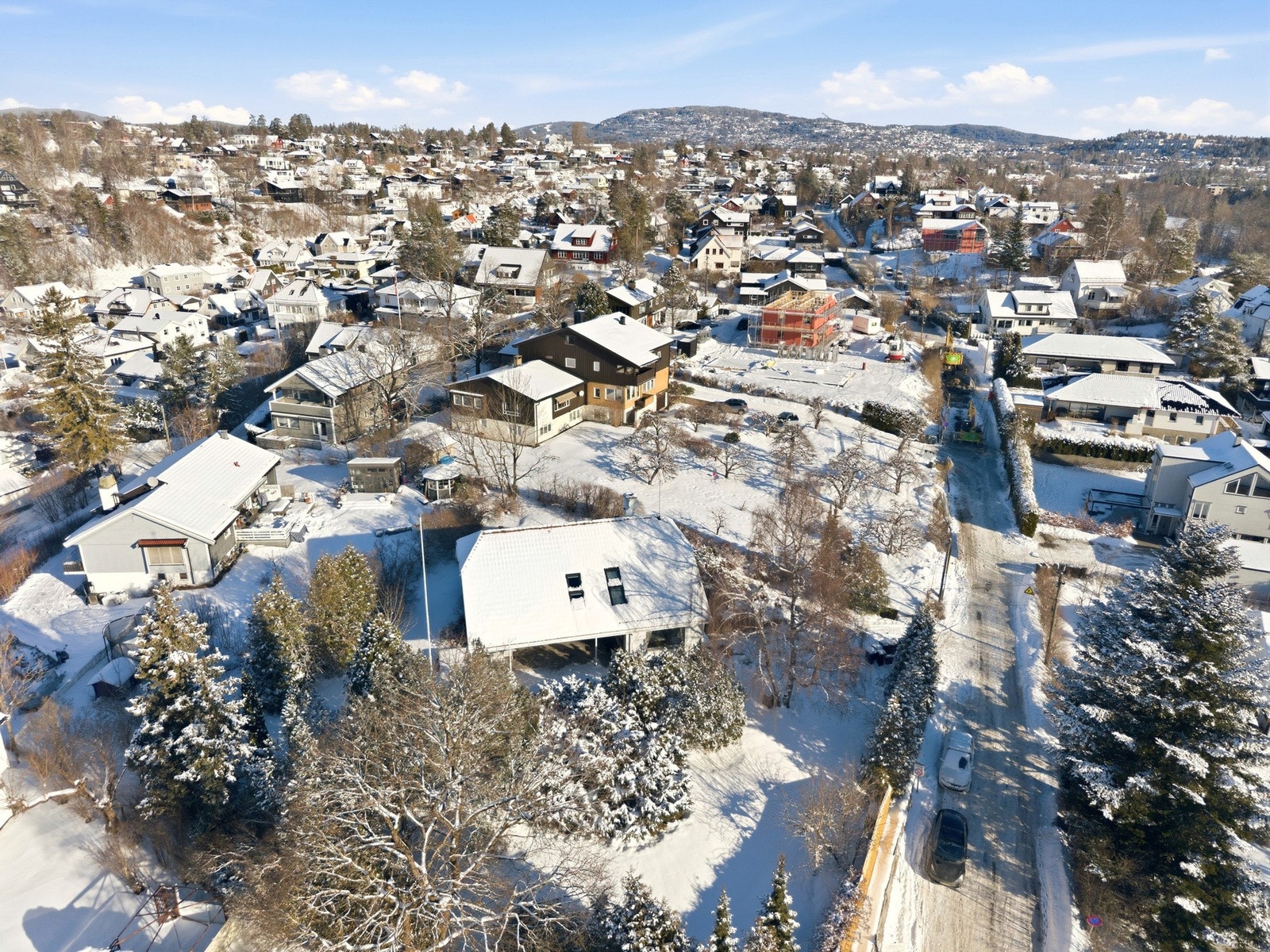 Boligen sogner til Grav barneskole og ligger i gangavstand til Ringstabekk ungdomsskole, Nadderud vgs, NTG Bærum, Oslo International School og Steinerskolen. Galleribilde