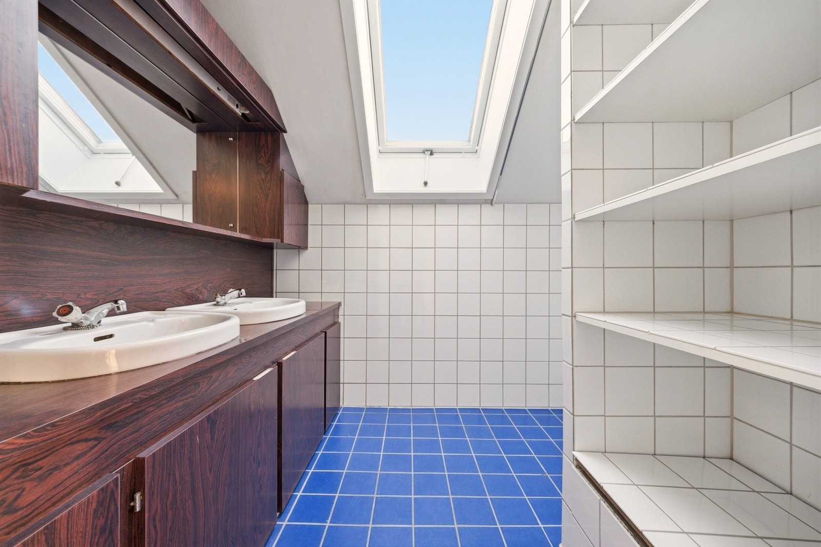 Tilleggsbad med dobbelservant og dusjhjørne. Galleribilde