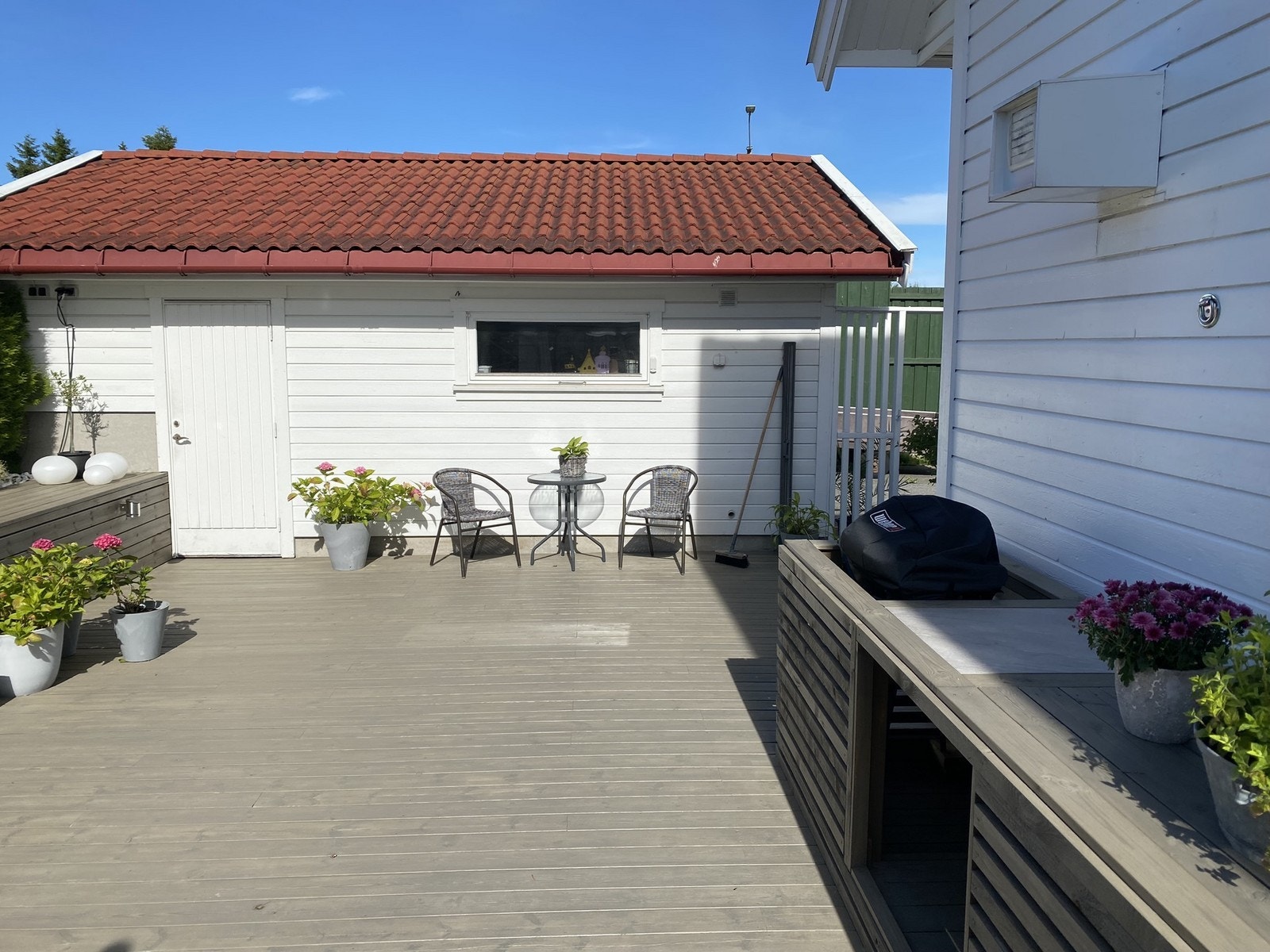 Det følger også med garasje med ellbillader Galleribilde