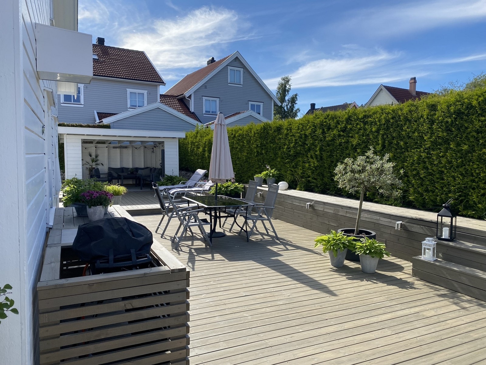 Flott uteplass som virkelig kan nytes på solfylte dager! Galleribilde