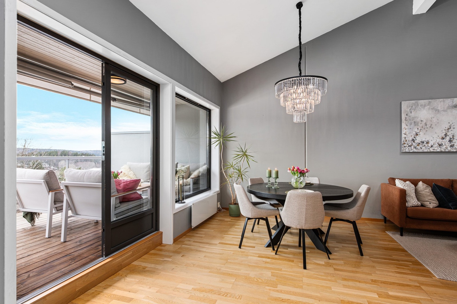 God plass til både sofagruppe og spisebord Galleribilde