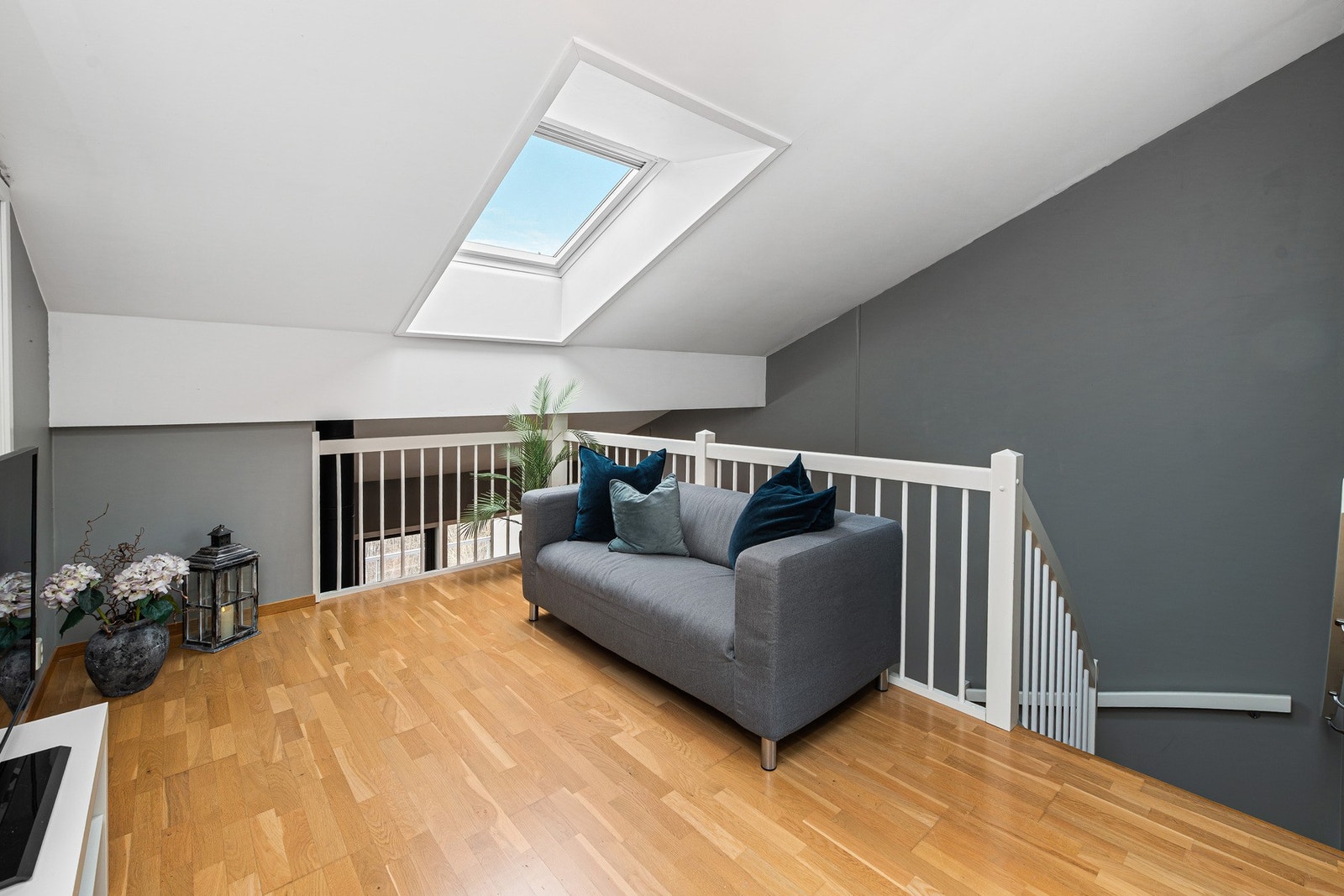 Fin med en loftstue i tillegg til stuen nede Galleribilde