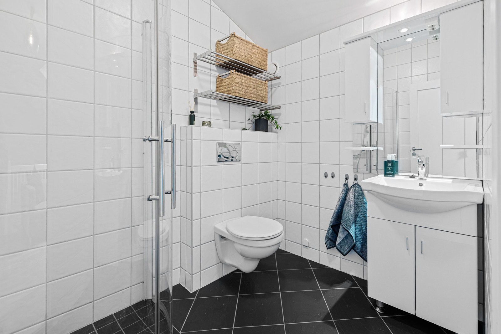 Dette er badet i loftsetasjen. Fliser på gulv og vegger samt varme i gulv. Dusj med glassvegger Galleribilde