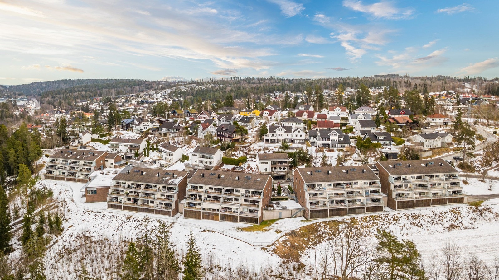 Enerhaugen Terrasse ligger i et område med stort sett eneboliger Galleribilde