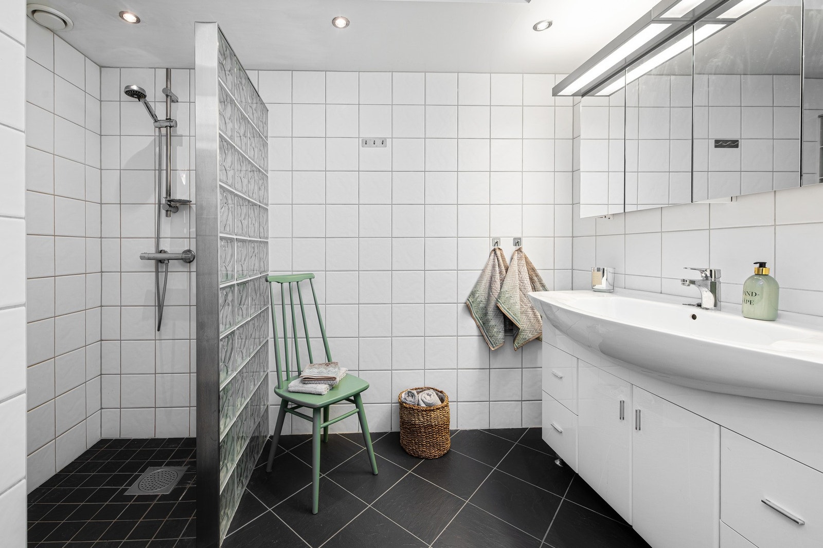 Dusjvegg i glassbyggerstein Galleribilde