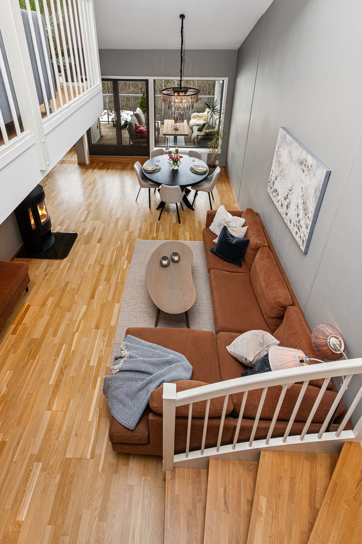 Leiligheten er meget luftig med skråtak og stor takhøyde. Galleribilde