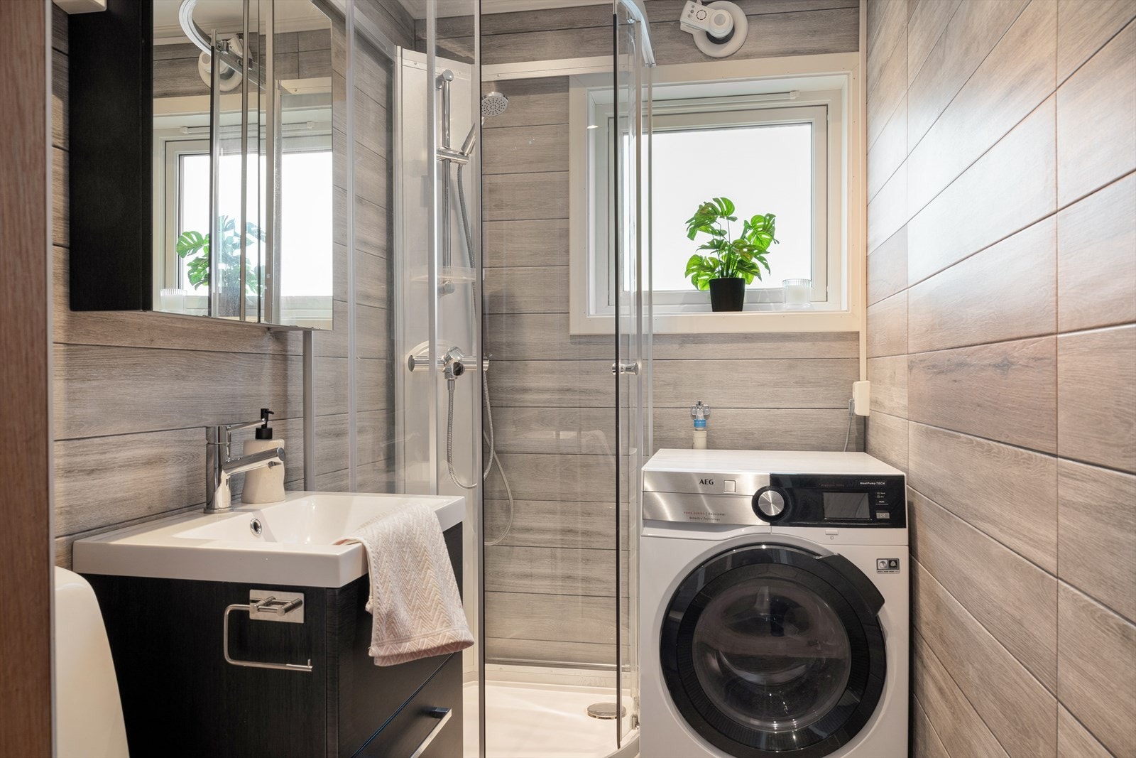 Badet ble pusset opp i 2017 og fremstår tidløst med fliser på gulv og vegger samt varmekabler i gulvet. Galleribilde