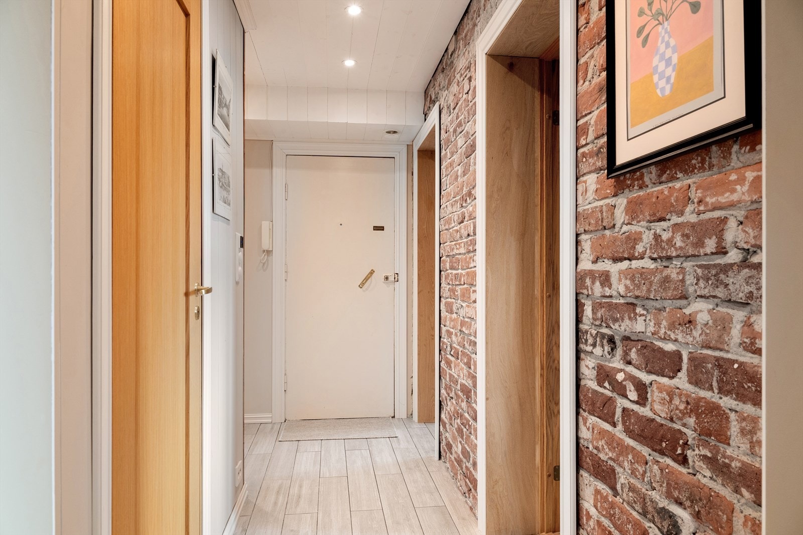 Fra gangen er det adkomst til et praktisk garderoberom/bod. Galleribilde