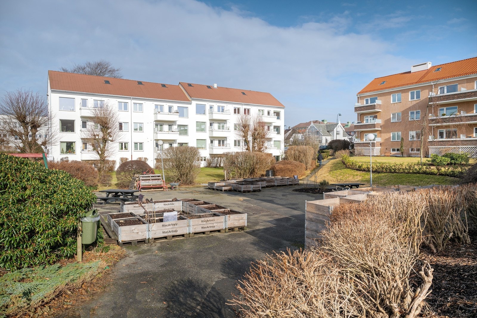 Svært gode bussforbindelser fra hovedveien med hyppige avganger til både sentrum og direkte til Forus, samt mot Tasta og videre nordover. Galleribilde