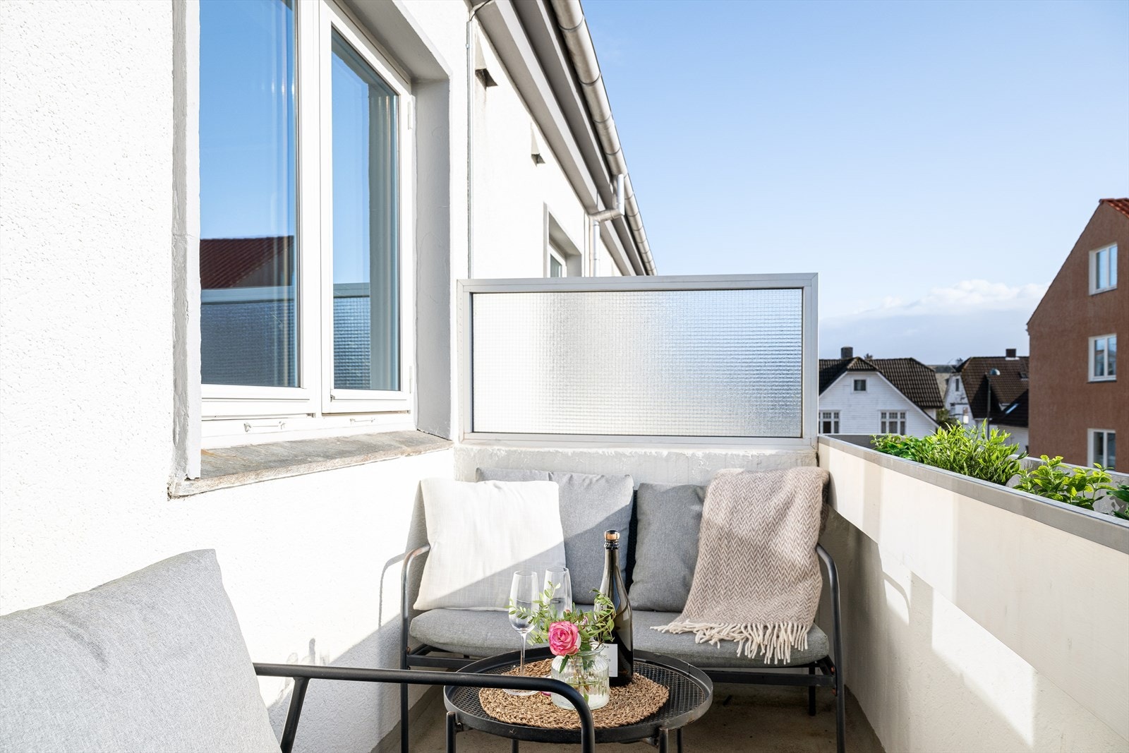 Det er plass til liten sittegruppe på balkongen. Galleribilde