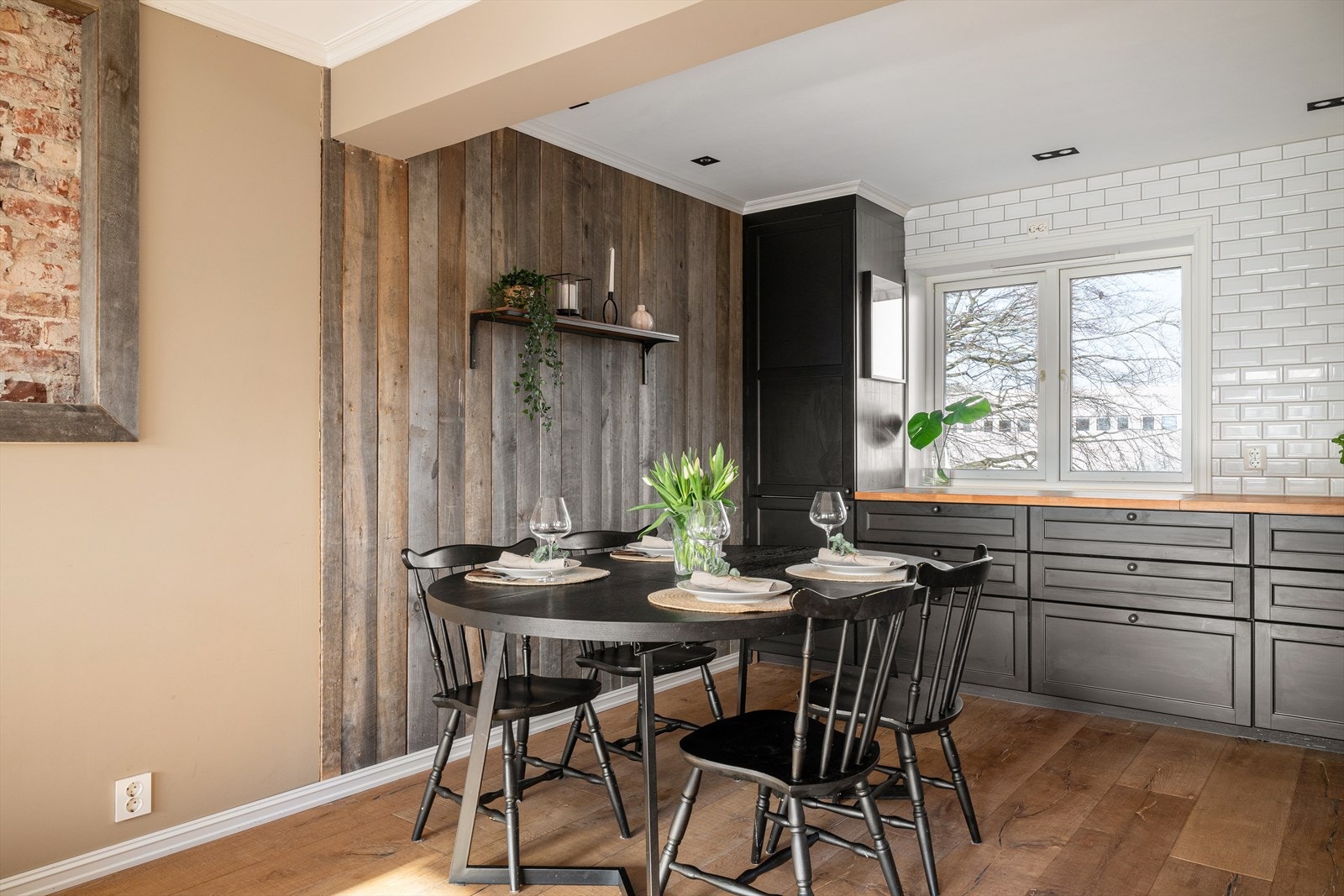 Kjøkkenet ble åpnet opp mot stuen i 2017 for å skape en mer åpen og luftig romfølelse. Galleribilde