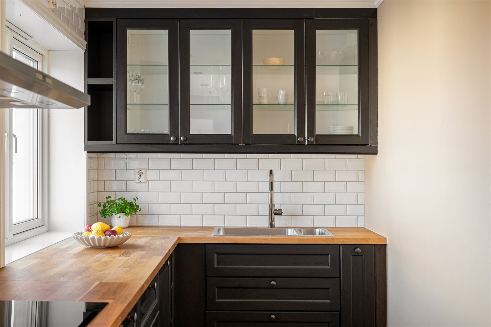 Det er integrerte hvitevarer som kjøleskap, oppvaskmaskin, platetopp og stekeovn, samt rikelig med skap- og skuffeplass. Galleribilde