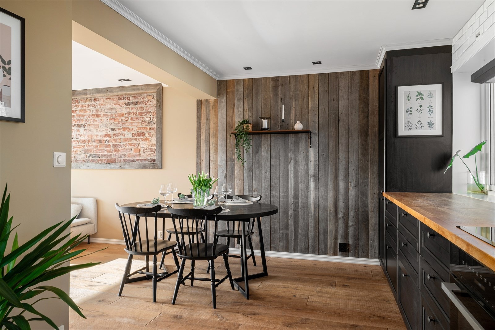 Kjøkkenet har sort innredning med profilerte fronter og heltre benkeplate. Galleribilde